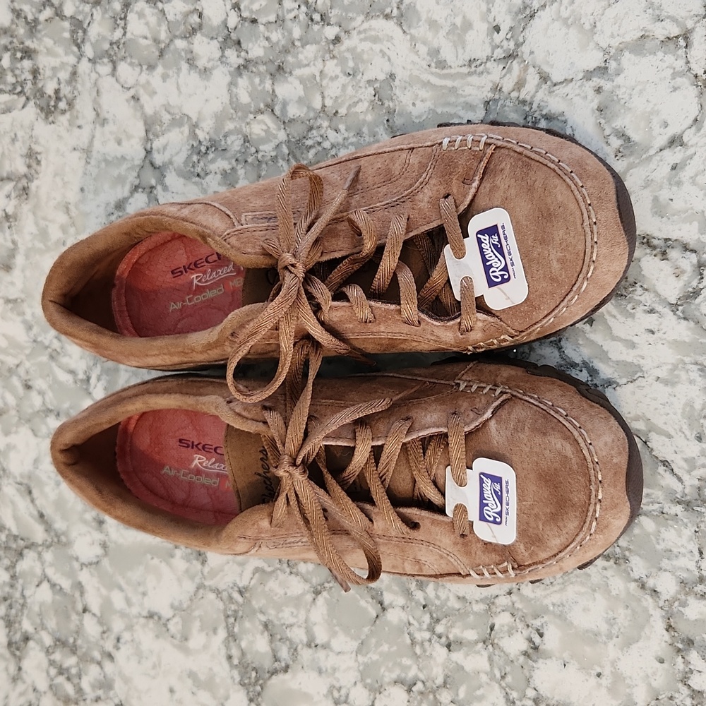 Skechers Relaxed fit leather comfort shoes 7.5